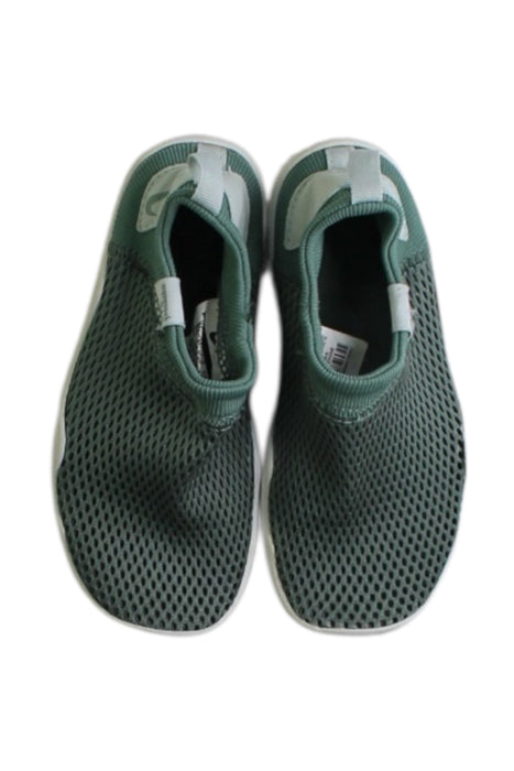 A Green Aqua Shoes from Nike in size 4T for boy. (Back View)