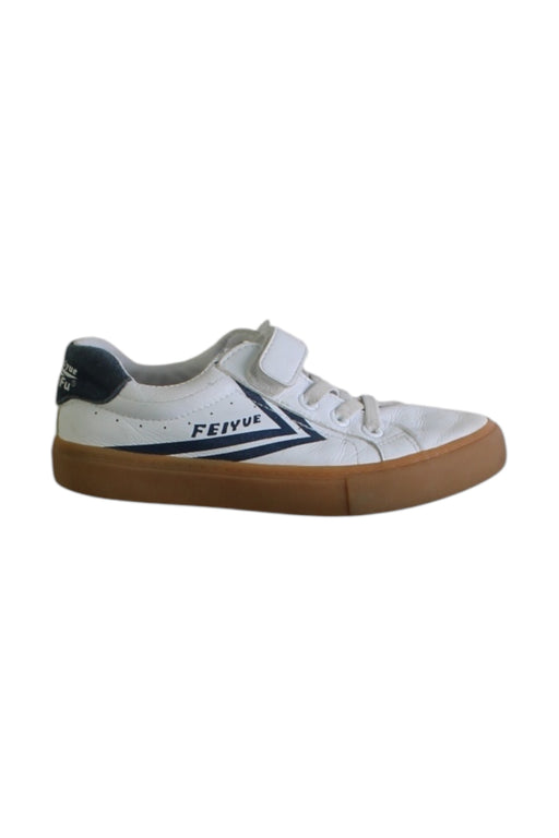 A White Sneakers from Feiyue in size 7Y for boy. (Front View)