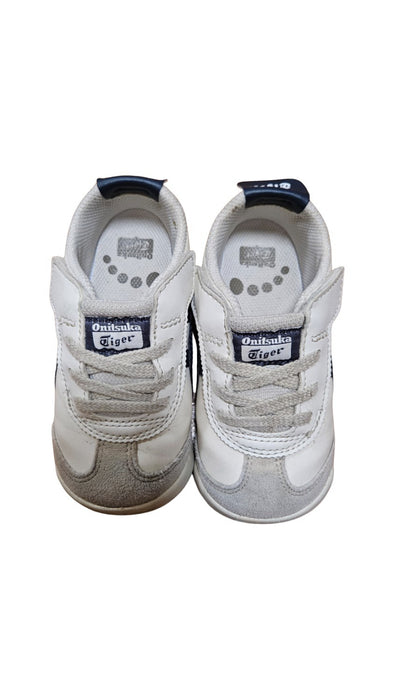 A White Sneakers from Onitsuka Tiger in size 3T for boy. (Front View)