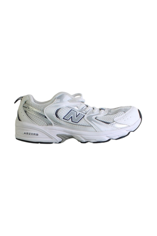 A White Sneakers from New Balance in size 7Y for neutral. (Front View)