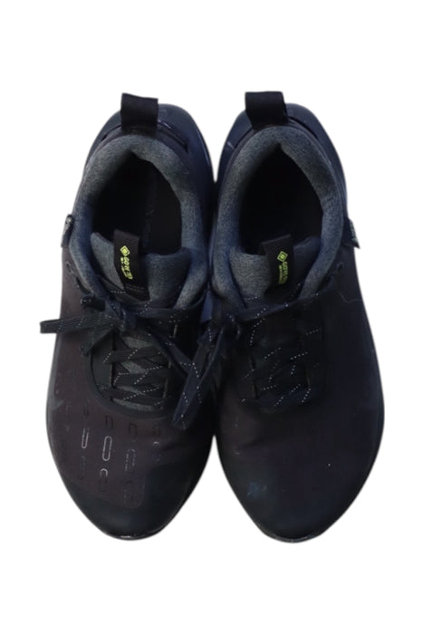 A Black Sneakers from Nike in size 11Y for boy. (Back View)