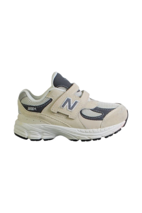A Beige Sneakers from New Balance in size 4T for boy. (Front View)