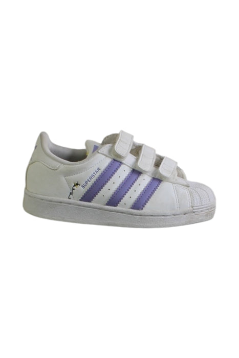 A White Sneakers from Adidas in size 5T for girl. (Front View)