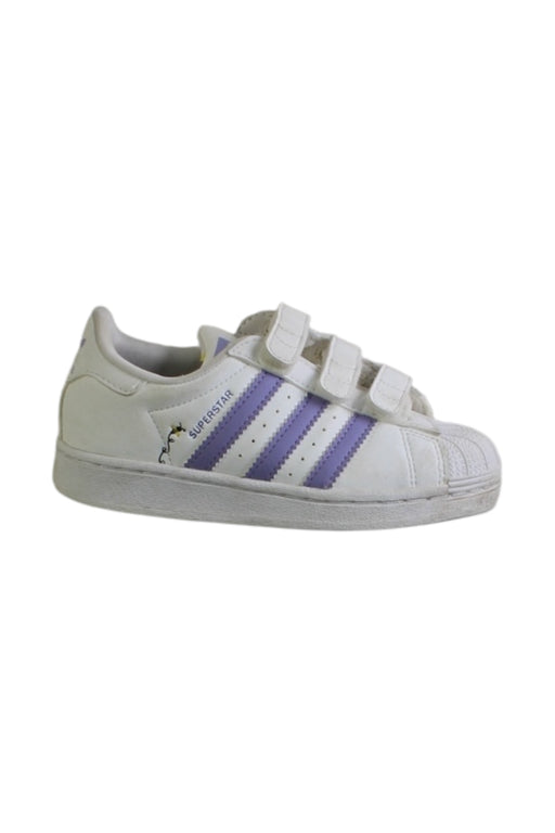 A White Sneakers from Adidas in size 5T for girl. (Front View)