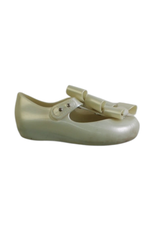 A Ivory Flats from Mini Melissa in size 3T for girl. (Front View)