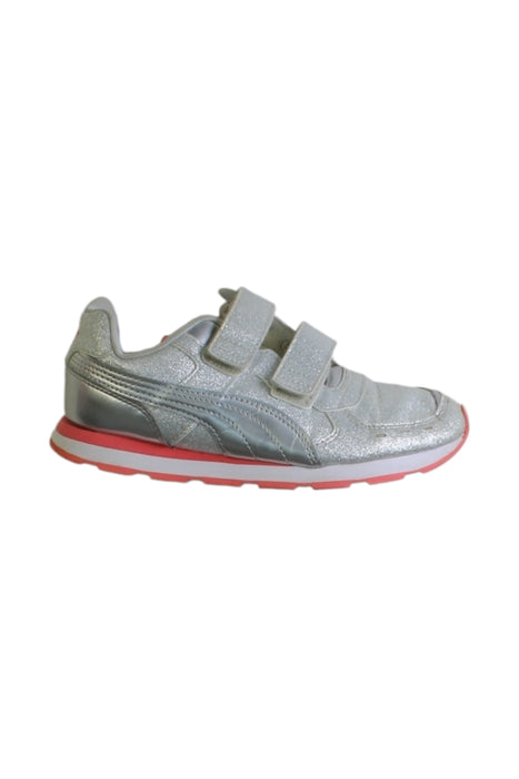 A Silver Sneakers from Puma in size 7Y for girl. (Front View)
