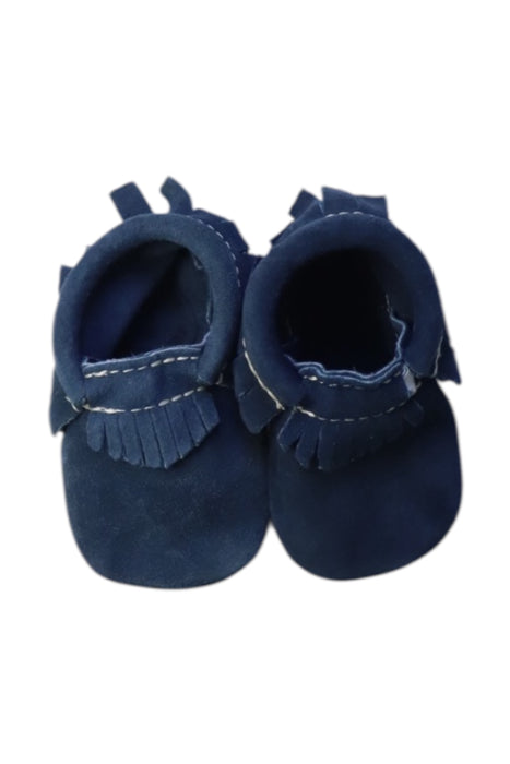 A Navy Booties from Freshly Picked in size 6-12M for neutral. (Back View)
