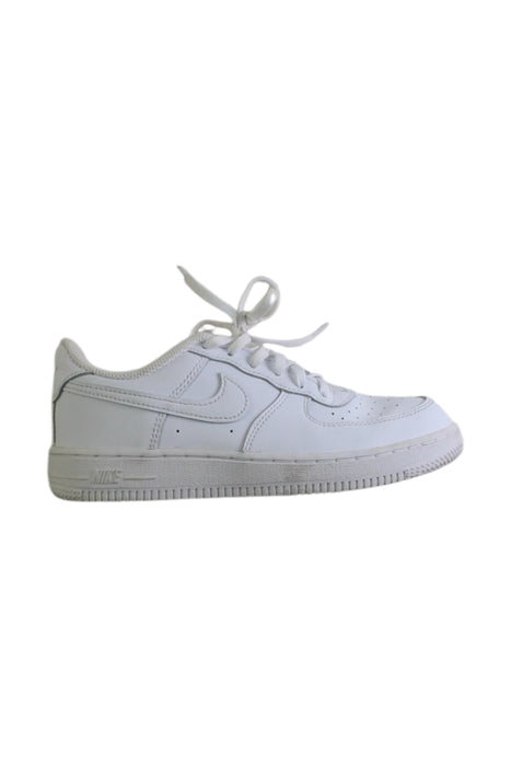 A White Sneakers from Nike in size 7Y for neutral. (Front View)