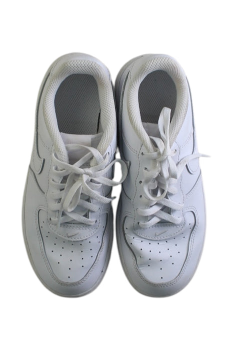 A White Sneakers from Nike in size 7Y for neutral. (Back View)