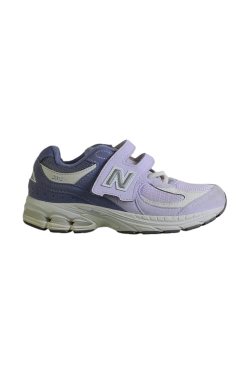 A Purple Sneakers from New Balance in size 7Y for girl. (Front View)