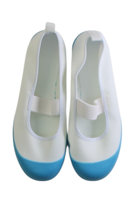 A White Flats from Moonstar in size 9Y for girl. (Back View)