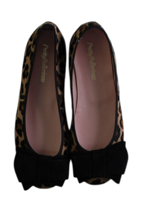 A Black Flats from Pretty Ballerinas in size 10Y for girl. (Back View)