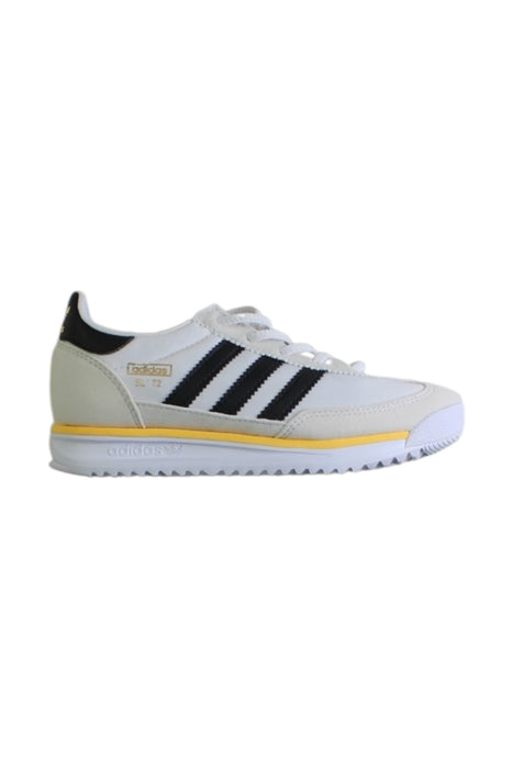 A White Sneakers from Adidas in size 6T for boy. (Front View)