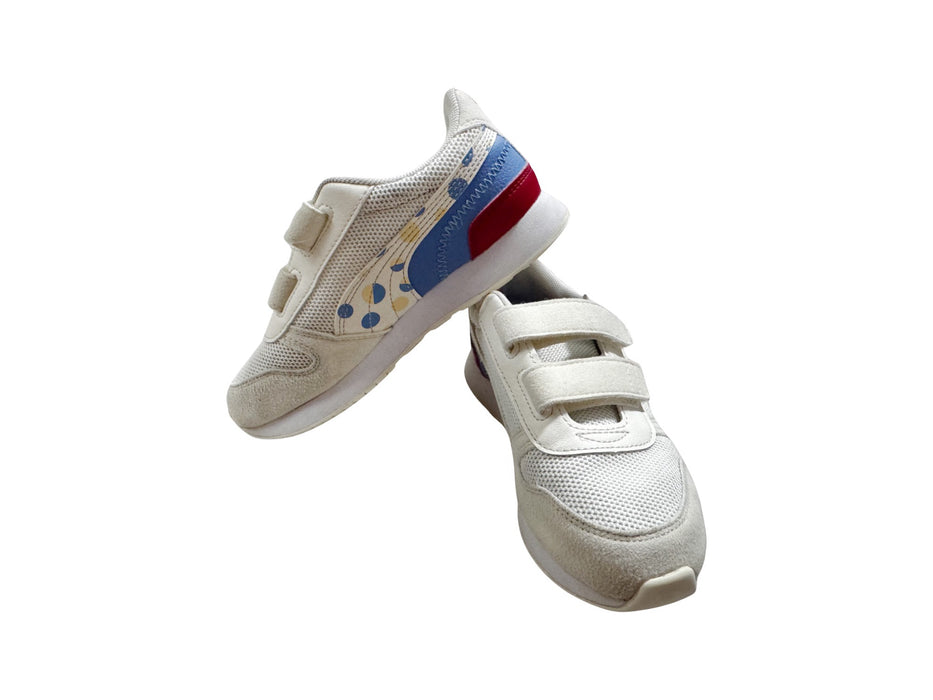 A White Sneakers from Puma in size 7Y for neutral. (Front View)