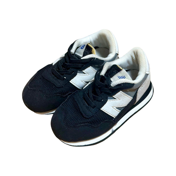 A Black Sneakers from New Balance in size 4T for neutral. (Front View)