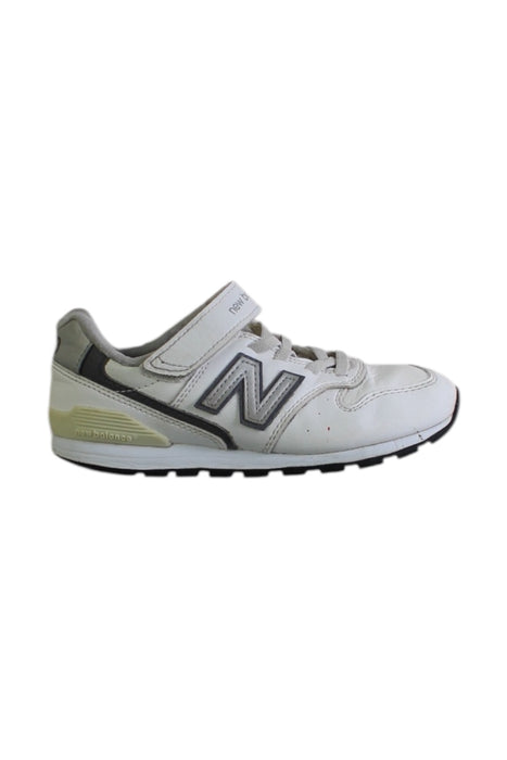 A White Sneakers from New Balance in size 6T for boy. (Front View)