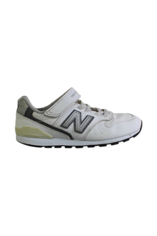 A White Sneakers from New Balance in size 6T for boy. (Front View)