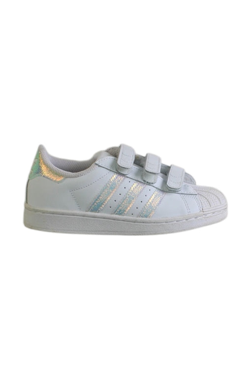 A White Sneakers from Adidas in size 6T for girl. (Front View)