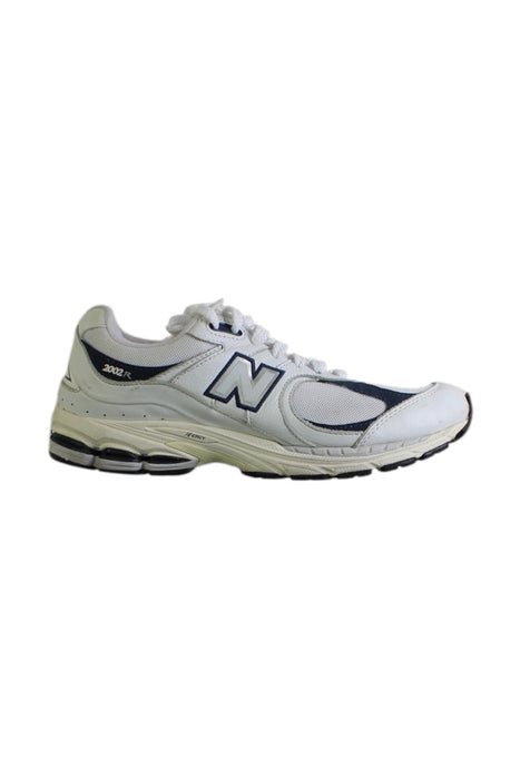 A White Sneakers from New Balance in size 13Y for boy. (Front View)