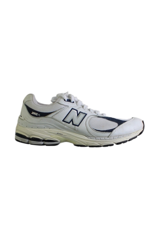 A White Sneakers from New Balance in size 13Y for boy. (Front View)