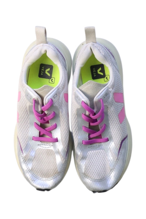 A White Sneakers from Veja in size 9Y for girl. (Back View)