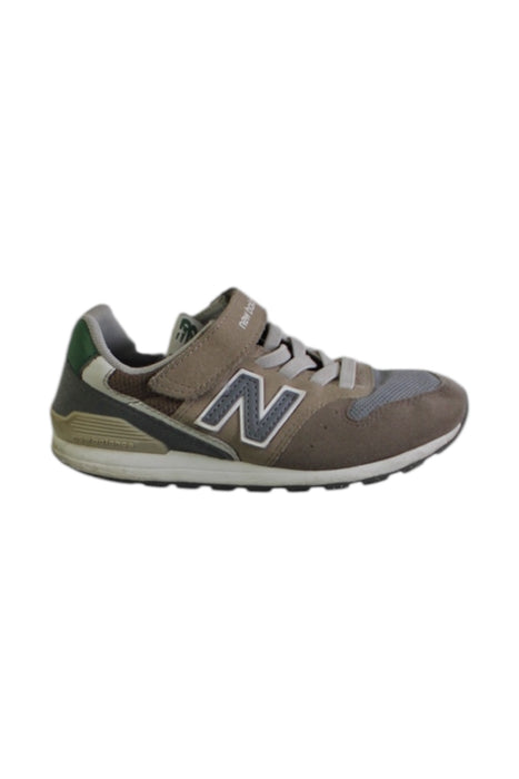 A Multicolour Sneakers from New Balance in size 6T for boy. (Front View)