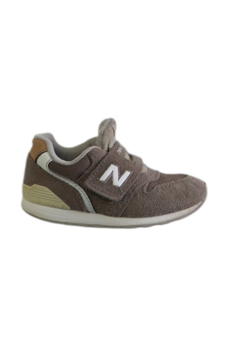 A Brown Sneakers from New Balance in size 3T for boy. (Front View)