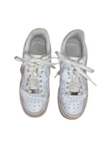 A White Sneakers from Nike in size 11Y for neutral. (Front View)