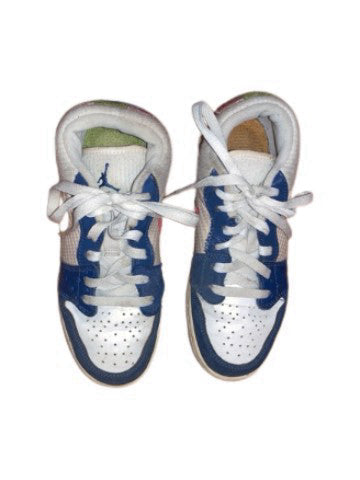 A White Sneakers from Nike in size 10Y for boy. (Front View)