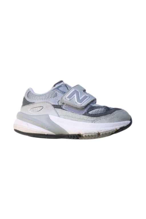 A Grey Sneakers from New Balance in size 3T for neutral. (Front View)