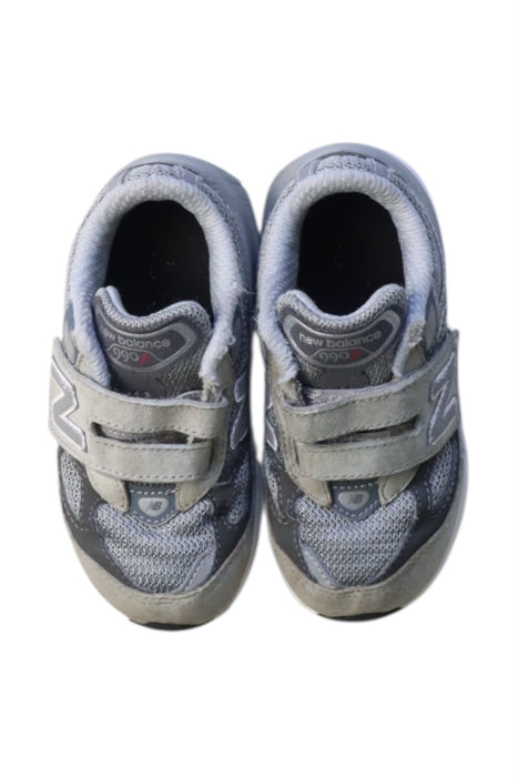 A Grey Sneakers from New Balance in size 3T for neutral. (Back View)