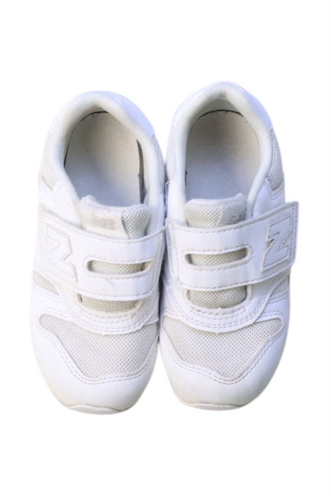A White Sneakers from New Balance in size 4T for neutral. (Back View)