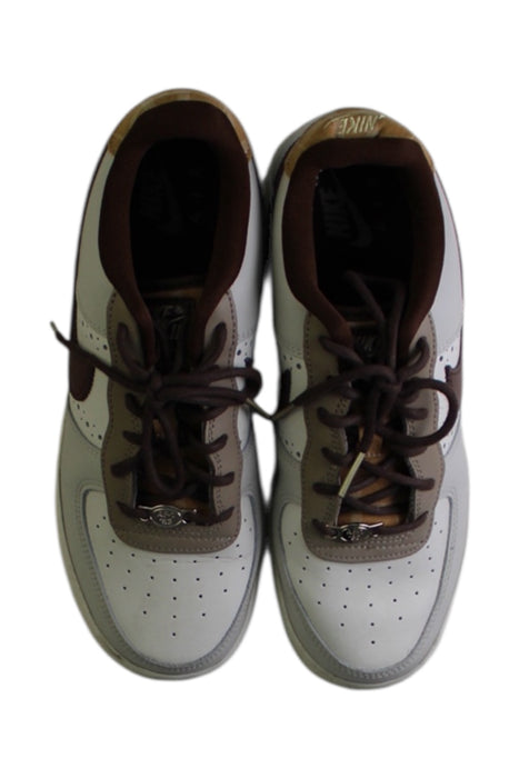 A White Sneakers from Nike in size 12Y for girl. (Back View)