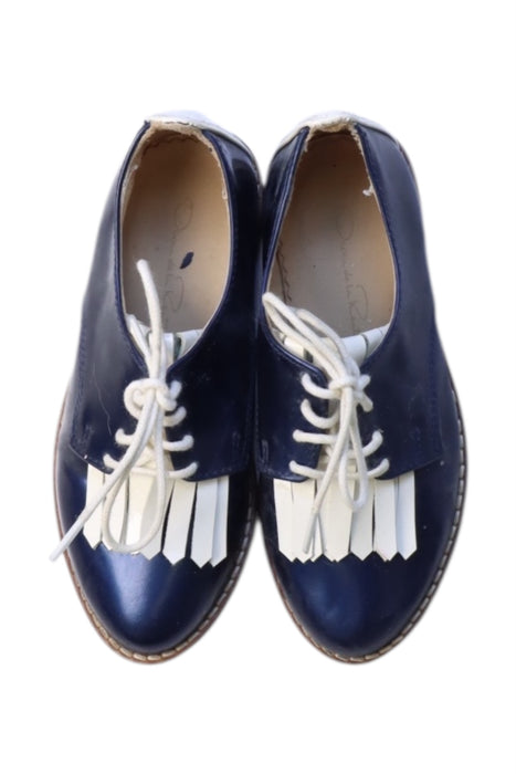 A Blue Dress Shoes from Oscar de la Renta in size 4T for girl. (Back View)