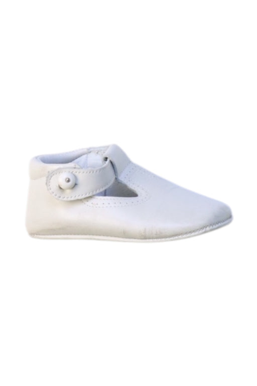A White Booties from Pepa & Co. in size 12-18M for girl. (Front View)