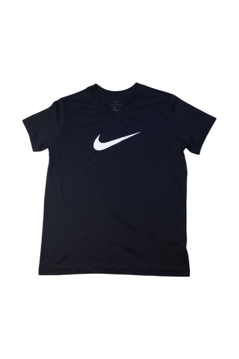 A Black Short Sleeve T Shirts from Nike in size 11Y for boy. (Front View)
