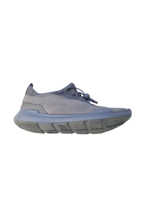 A Grey Sneakers from AKID in size 7Y for neutral. (Front View)