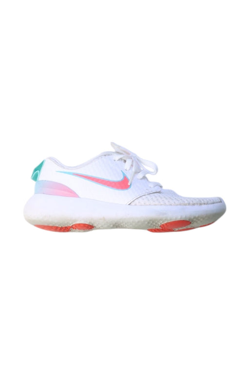 A White Sneakers from Nike in size 7Y for neutral. (Front View)