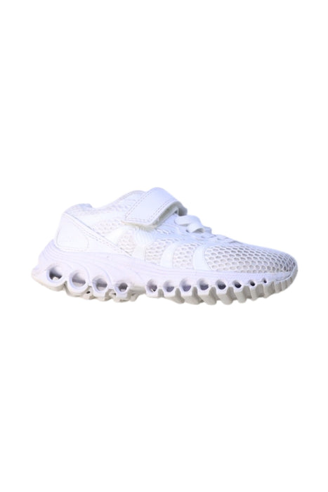A White Sneakers from K-Swiss in size 5T for neutral. (Front View)