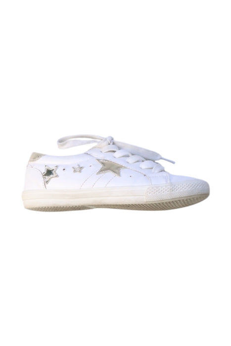 A White Sneakers from Seed in size 6T for girl. (Front View)