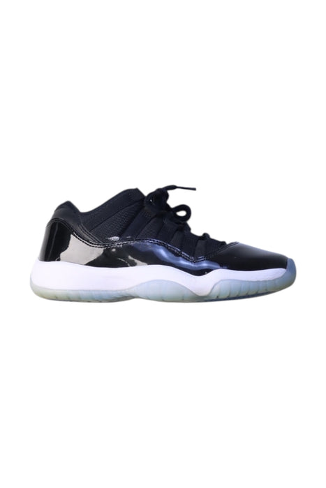 A Black Sneakers from Air Jordan in size 11Y for neutral. (Front View)