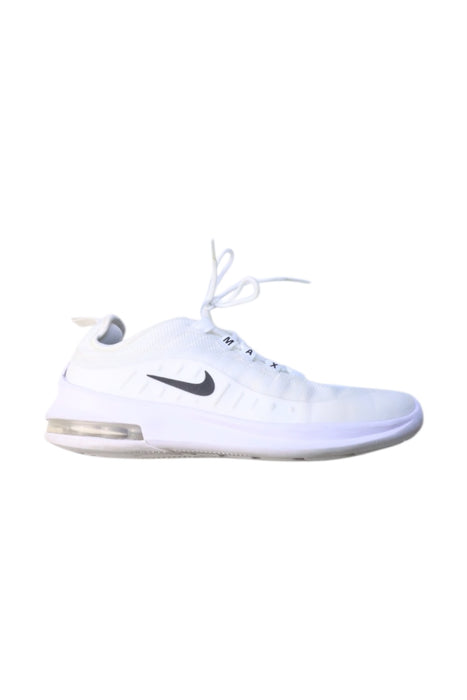 A White Sneakers from Nike in size 11Y for neutral. (Front View)
