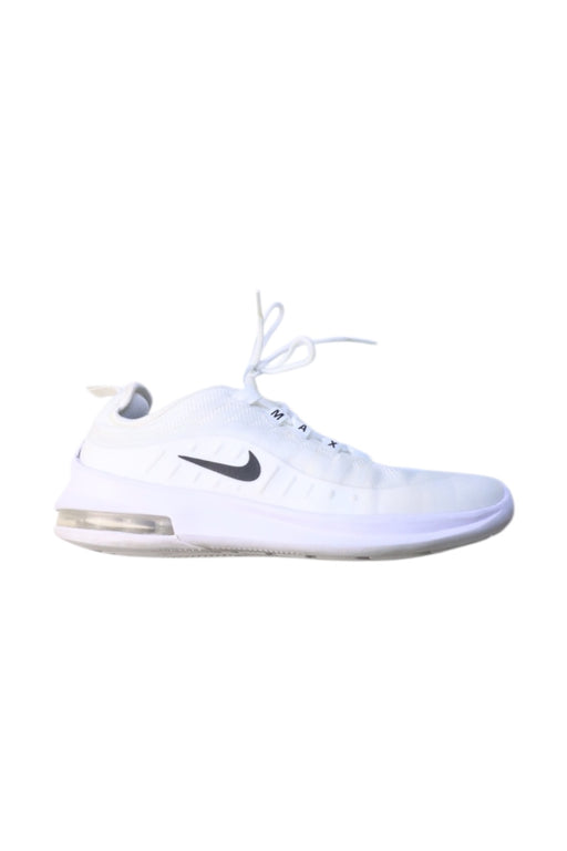 A White Sneakers from Nike in size 11Y for neutral. (Front View)