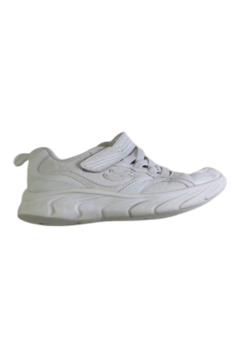 A White Sneakers from Skechers in size 6T for neutral. (Front View)