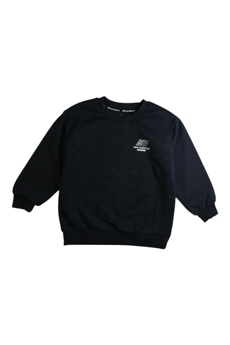 A Black Crewneck Sweatshirts from New Balance in size 4T for boy. (Front View)