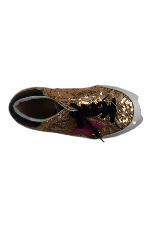 A Gold Sneakers from Golden Goose in size 6T for girl. (Front View)