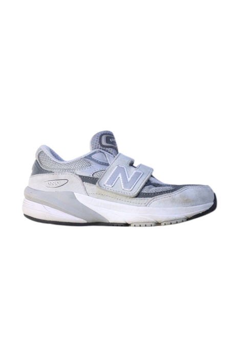 A Grey Sneakers from New Balance in size 6T for neutral. (Front View)