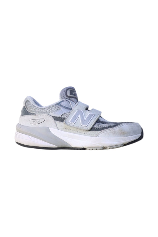 A Grey Sneakers from New Balance in size 6T for neutral. (Front View)
