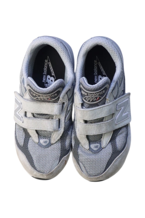 A Grey Sneakers from New Balance in size 6T for neutral. (Back View)