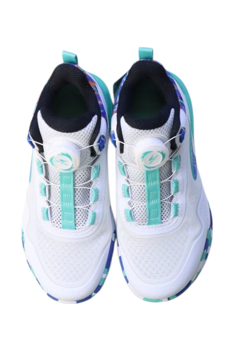 A White Sneakers from Dr. Kong in size 7Y for neutral. (Back View)